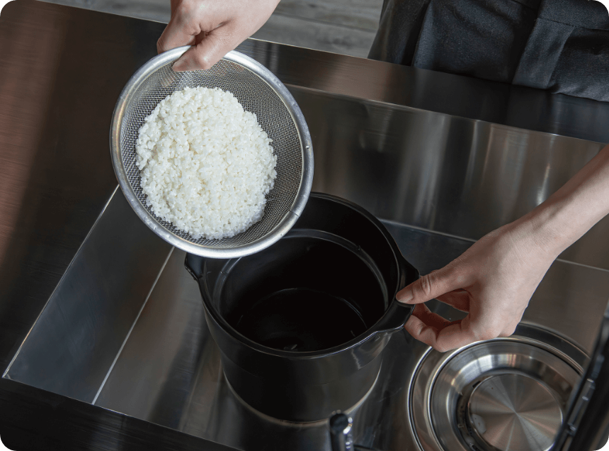 米は洗ってザルにあげた後、たっぷりの水に30分浸け置きする。※浸け置きの水は分量外。