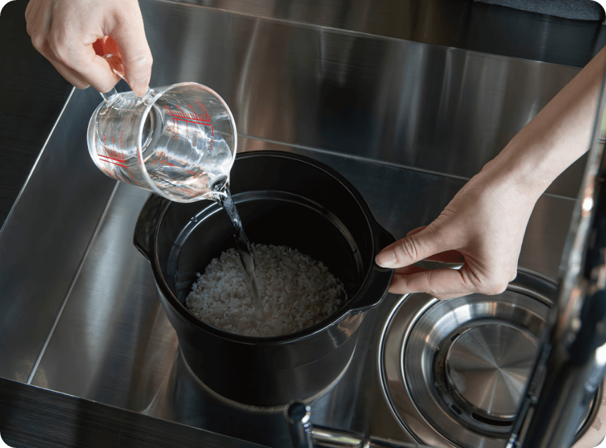 土鍋に①の米と分量の水を入れ、土鍋蓋をする